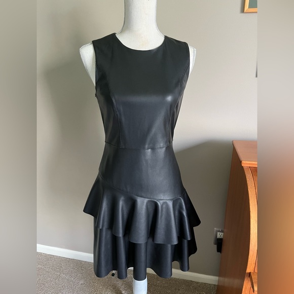 Beautiful faux leather mini, worn once, xsmall, size 2 - Picture 2 of 7